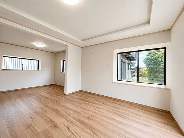 【リフォーム完成済み】リビングを撮影。大きな窓が二つある南向きの明るいダイニングは家族団らんのスペースにぴったりですね。