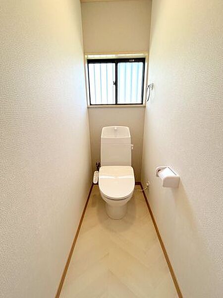 【リフォーム完成済み】ジャニス工業製の温水洗浄付便器に交換。従来に比べ約59%節水。手洗いは水はねを防ぐデザインでお手入れ楽々。便器はGコートと呼ばれる加工がされており汚れも落ちやすい商品です。