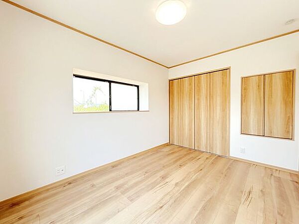 【リフォーム完成済み】洋室の写真です。フローリング重ね張り、壁は新品のクロスを張っています。照明はLED照明に交換していきました。