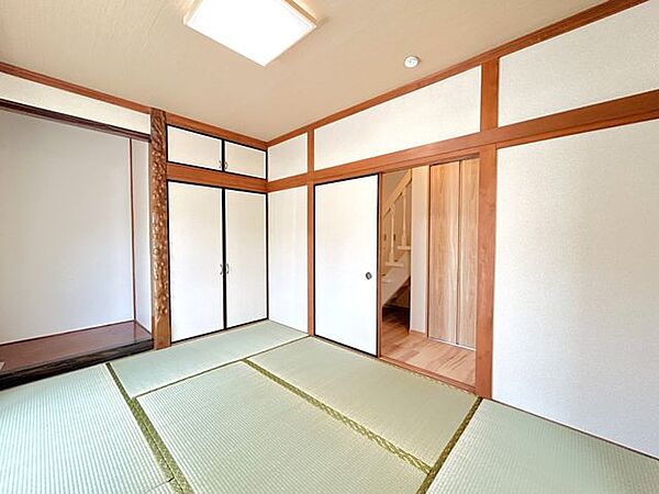 【リフォーム完成済み】和室の写真です。畳の表替えを行いクロスの張替え、照明交換を行いました。
