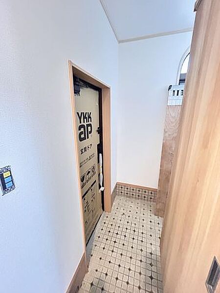【リフォーム完成済み】玄関はシューズボックスを新設。棚板は消臭効果付き。また、棚板の高さも調整でき便利な商品です。清潔感のある玄関でお客様を最初におもてなしできますね。
