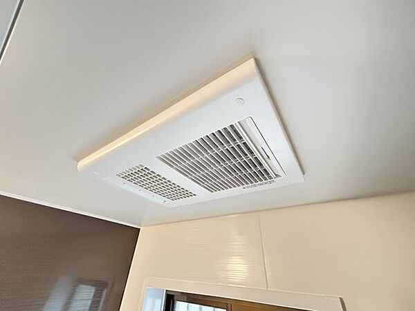 【リフォーム完成】浴室暖房換気乾燥機です。室内干しに便利な「衣類乾燥」、冬場にも安心「浴室暖房」、夏場も心地よい「涼風」、カビの発生を抑える「浴室乾燥」、バスルームがより便利に、快適になりますよ。