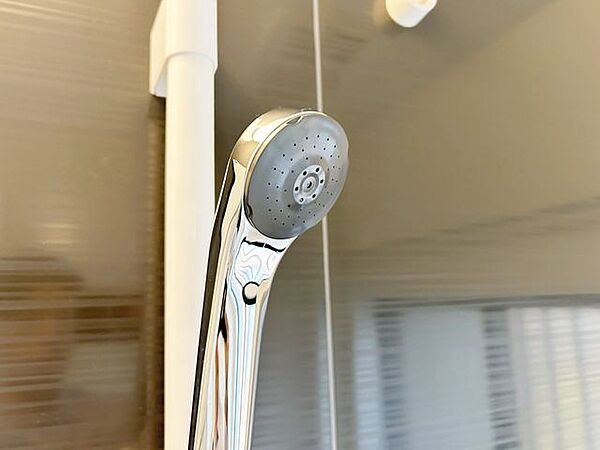 【リフォーム完成】新品交換したシャワーヘッド。シャワーヘッド中央は渦を発生させ一気に散水する旋回流のeシャワー、外周はストレートシャワー。二種類のシャワーの組み合わせで、節水と浴び心地のよさを実現。