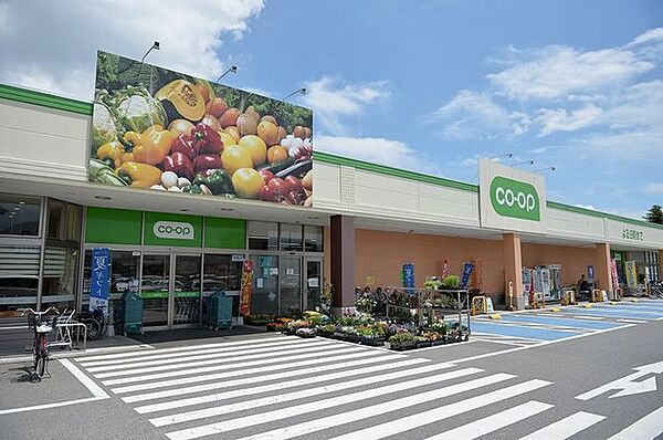 コープ越戸店まで約1300ｍ（徒歩約17分）です。お仕事帰りに寄れる距離にあるのは安心ですね。