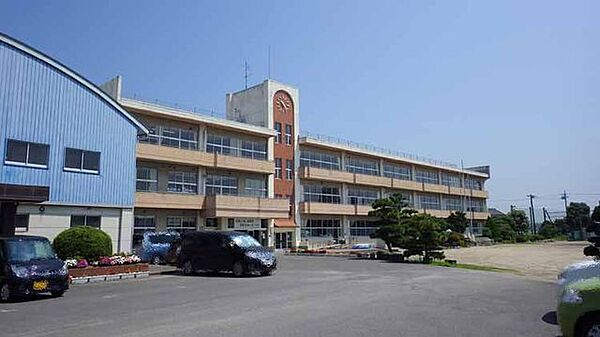平石北小学校まで約1300ｍ（徒歩約17分）です。