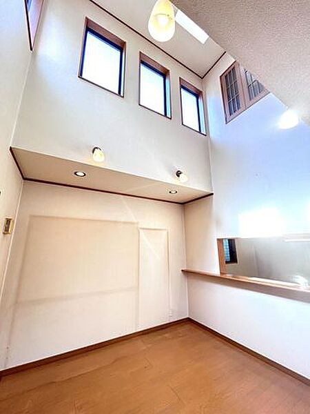 【駐車並列2台可能】【リフォーム前写真】リビング天井写真です。吹き抜けになっており開放感のあるリビングです。