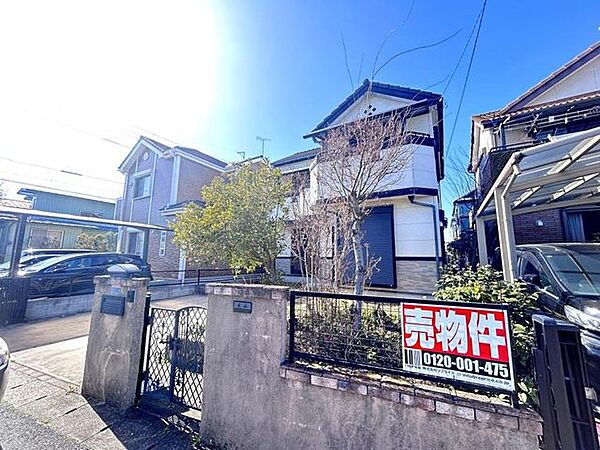 【駐車並列2台可能】【リフォーム前写真】外観、別アングル写真です。これから外壁屋根塗装を行っていきます。