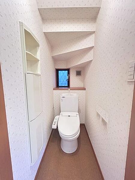 【駐車並列2台可能】【リフォーム前写真】トイレは新品に交換します。1階2階にトイレがございます。