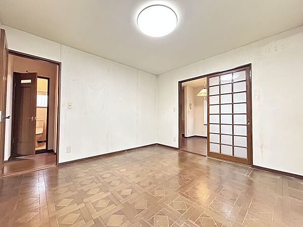 【リフォーム中写真9/6撮影】リビング写真です。17帖のLDKなので大きなソファとダイニングテーブルも置けますよ。床・壁・天井のリフォームを行い生まれ変わります。