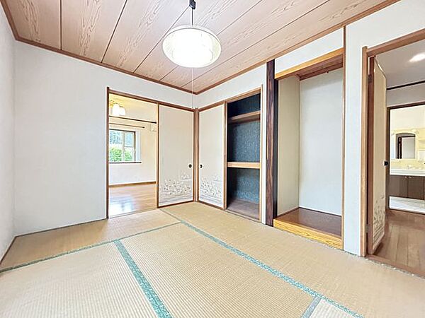 【リフォーム完成済み】和室別角度の写真です。押入れ付きのため、寝具や季節物などもすっきり収納できます。客間としてはもちろん、ご家族のくつろぎスペースとしてもおすすめです。