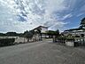 周辺：市貝町立市貝小学校 市貝小学校まで約1.5km（徒歩19分）少し距離がありますがお子様の体力づくりやお友達と会話を楽しみながら登下校でき嬉しいですね。 1500m