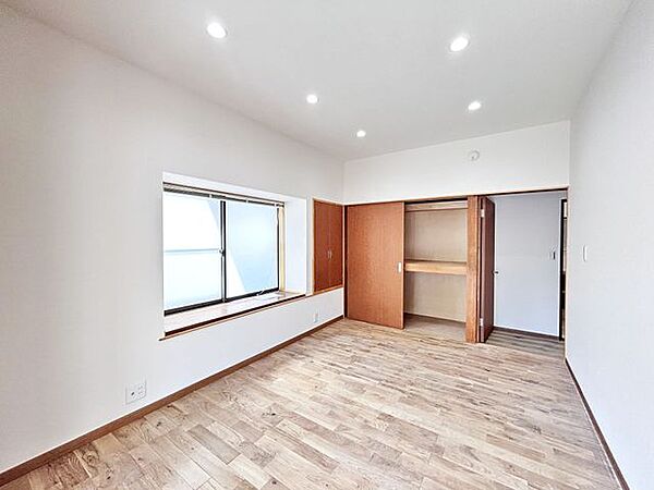 【リフォーム完成】1階西側洋室の別角度です。各部屋に収納が付いているため、お荷物のお片付けも安心です。