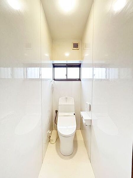 【リフォーム完成】トイレはクリーニングを行いました。温水洗浄便座付き、換気扇もあるので、窓を開けて換気する必要はありませんね。