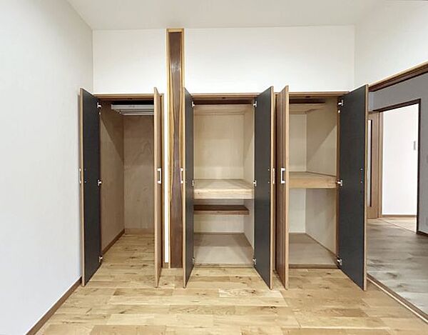 【リフォーム完成】1階洋室の収納です。中棚が付いている収納もあるので、お布団などの大きい物の収納もできますね。