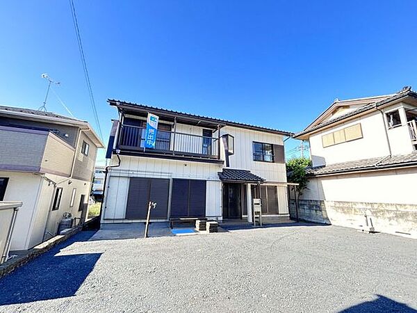 【リフォーム完成】庭木と物置、カーポートは撤去致しました。南向きで日当たりの良い住宅です。