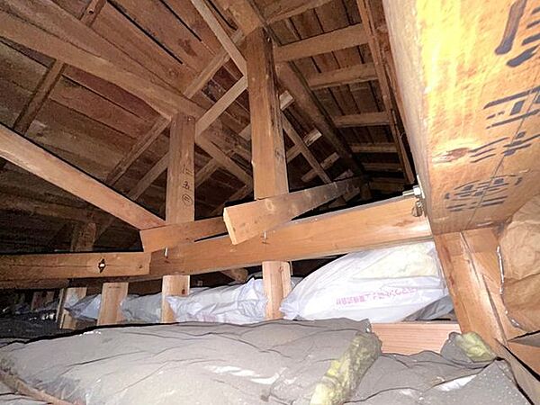 【小屋裏写真】リフォームを行う際には屋根裏まで点検を行っております。雨漏りや配管でのトラブルがあった場合には二年間の瑕疵担保が適用されますので、購入後も安心してお住まいいただけます。