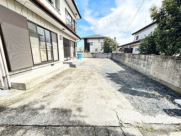 【リフォーム中9/25撮影】駐車場は拡張し4台駐車可能。敷地内や駐車場はお手入れの手間や使い勝手を考え、目の細かい砂利を敷き込みます。外壁屋根塗装も行いすっきりとした外観になりますよ。