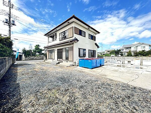 【リフォーム中9/25撮影】住宅の東側にもスペースがございます。整地を行い、6号細石を敷き込みます。物置を置いたり、ビニールプールを置いてお子さんを遊ばせるのもよいですね。