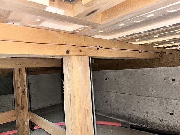 中古住宅の3大リスクである、雨漏り、主要構造部分の欠陥や腐食、給排水管の漏水や故障を2年間保証します。その前提で床下まで確認の上でリフォームし、シロアリの被害調査と防除工事もおこないます。