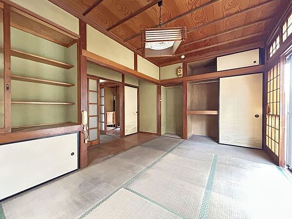 【リフォーム中写真8/22撮影】間取り変更を行い、LDKを作成し床を既存の床に上張り予定です。床材はワックス不要なフローリング(永大産業製)を使用。傷や汚れに強い商品で嬉しいですね。