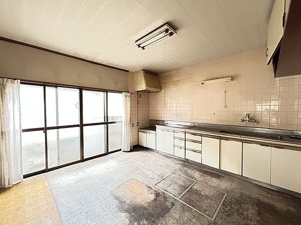 【リフォーム中写真8/22撮影】LDKからキッチン側を撮影。15帖のLDKなので大きなソファとダイニングテーブルも置けますよ。床・壁・天井のリフォームを行い生まれ変わります。