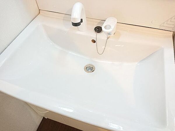 【同仕様写真】新品の洗面台ボウルはシンプルな形状ながら18Lと大容量のボウルです。陶器製なのでお手入れも簡単です。パイプのつまりを防ぐヘアキャッチャー付き。