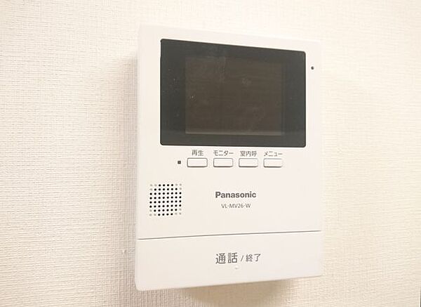 【同仕様写真】リビングに設置するドアホンのカラーモニターです。留守中の来客も録画機能付きで防犯面でも安心。ご年配の方やお子様のお留守番にも便利な商品です。