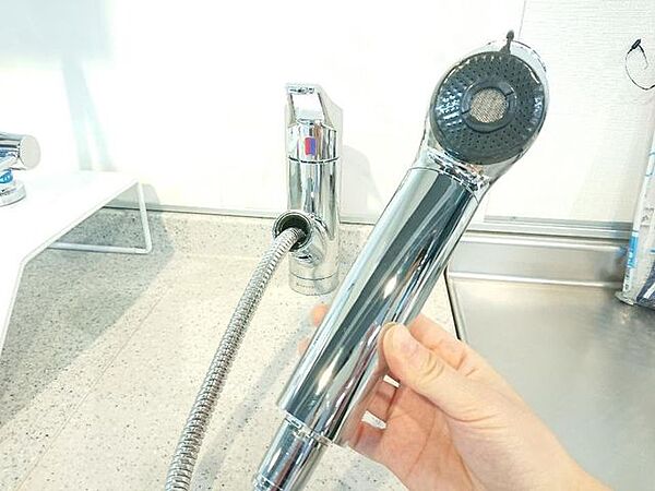 【リフォーム完成済み】キッチンはハウステック製の新品に交換。水栓金具は「かゆい所に手が届く」シャワータイプ。浄水・原水の切り替えがワンタッチで出来ます。
