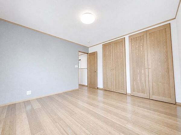 【リフォーム完成済み】2階洋室写真。フローリングクリーニング、照明交換、クロス張替え、建具調整を行いました。各部屋にテレビジャックとエアコン用コンセントを設置いたしました。