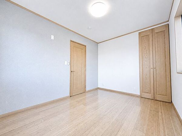 【リフォーム完成済み】2階洋室写真です。床はクリーニングと一部補修にて仕上げました。天井クロスも張り替え綺麗なお部屋に生まれ変わりましたよ。