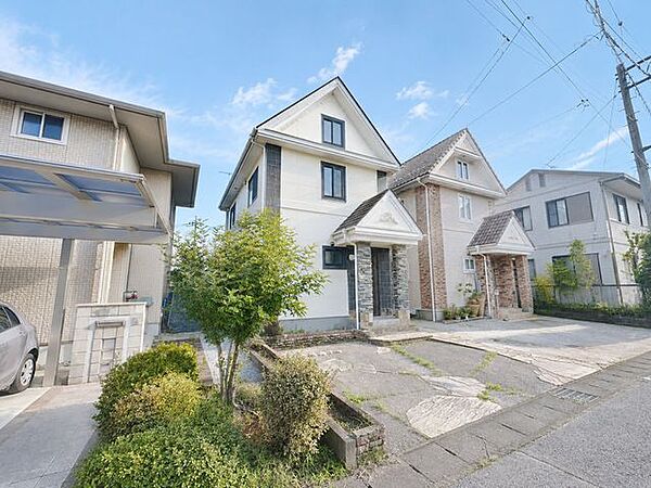 【リフォーム完成済み】随時ご案内可能ですので、内覧希望の方はお電話ください。閑静な住宅街にあるこちらの住宅は外壁を塗装したことで、明るく引き締まった外観に仕上がりました。