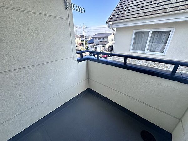 【リフォーム完成済み】ベランダ写真です。こちらは床の洗浄を行いました。南面に面しており陽当たり良好。1坪タイプのベランダになりますのでご家族全員の洗濯物も一篇に干せて嬉しいですね。