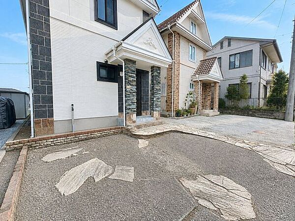 【リフォーム完成済み】駐車場は拡張し並列2台駐車可能。敷地内はお手入れの手間や使い勝手を考え、目の細かい砂利を敷き込みました。外壁の高圧洗浄も行いすっきりとした外観になりましたよ。