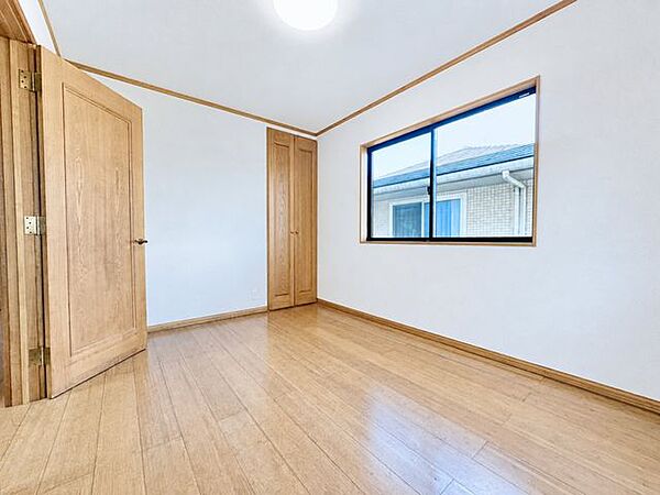 【リフォーム完成済み】2階洋室写真です。床クリーニング、クロス、天井のリフォームを行いました。火災報知器も各部屋に設置済みです。細部まで拘ったリフォームなので安心して生活をして頂けます。
