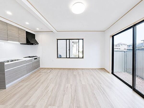 【リフォーム完成済み】LDKの写真です。使い勝手を考え、間取り変更を行い11.5帖のLDKを作成致しました。生活動線がすっきりする事で住みやすいお家になり嬉しいですね。