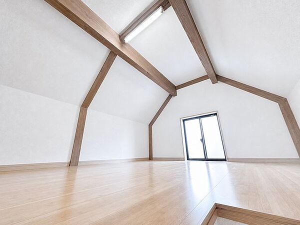 【リフォーム完成済み】ろうかにロフトもございます。約4.5帖のロフトは普段使う物から季節の物から大きな物まで収納力が有り使い勝手様々です。ロフトがある事で生活空間が広々使え嬉しいですね。