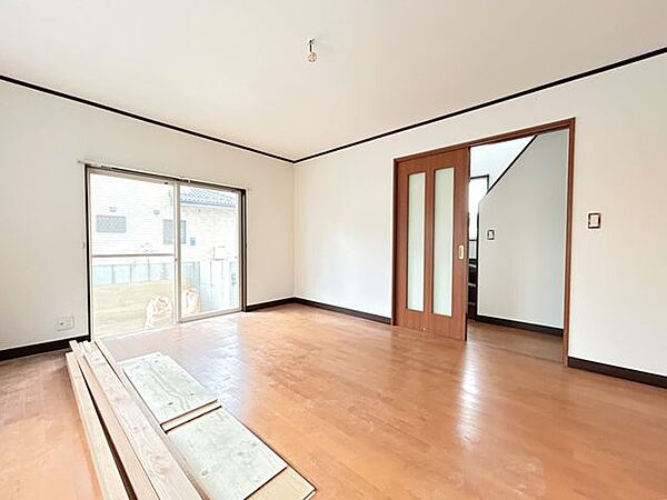 【リフォーム中9/7撮影】リビング別角度の写真です。ご家族でゆったりとお過ごしいただける広さです。全室クロス張替えを予定しており、明るく清潔感のある空間へ生まれ変わります。