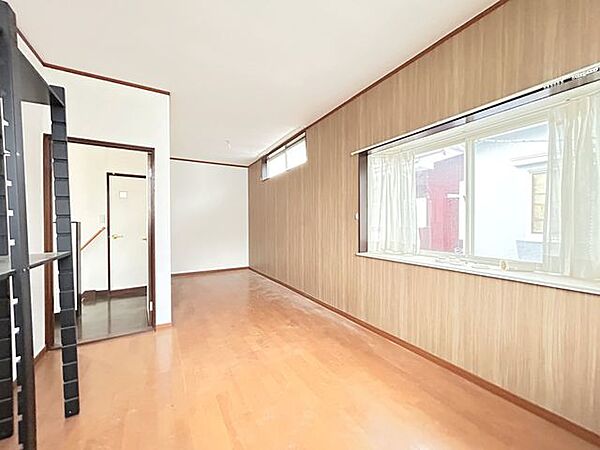 【リフォーム中9/7撮影】2階北側洋室9帖の写真を撮影しました。2階北側洋室には2方向に窓が設置されているので、日中は十分に日光が差し込み、明るい空間になっております。