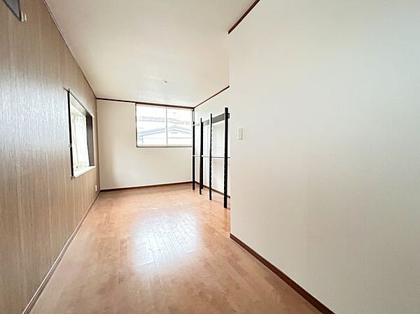 【リフォーム中9/7撮影】2階北側洋室の別角度の写真です。ゆとりのある広さのため、ベッドやデスクなども配置しやすく、主寝室としてもおすすめのお部屋です。