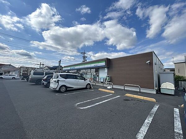 ファミリーマート　今泉新町店まで約450ｍ(徒歩約6分)です。コンビニが近いので深夜や早朝のお買い物にも困らないですね。