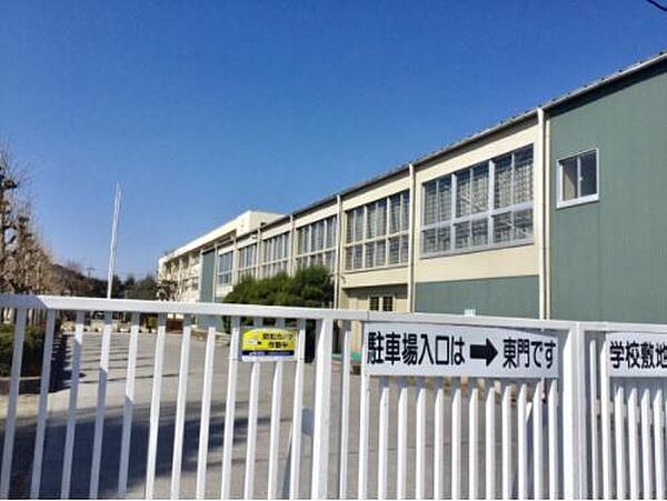 陽北中学校まで約2100ｍです。徒歩約27分ですが、自転車であればそう遠くない距離。生活圏内に学校があり、子育て世帯にもおすすめの住環境です。