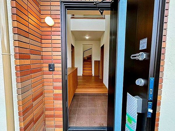 「玄関」吹き抜けの開放感と奥行きを備えた、上質な玄関空間です。