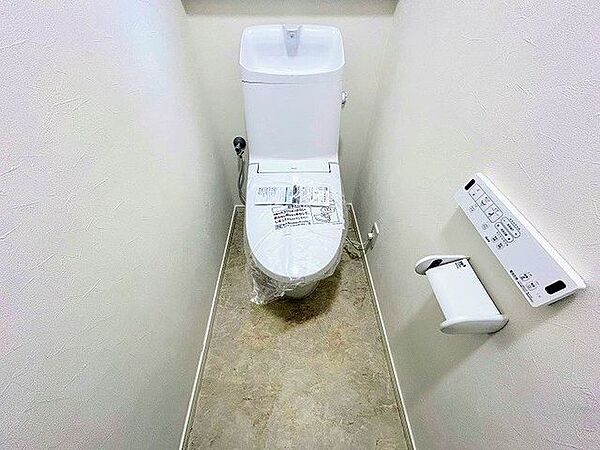 「トイレ」温水洗浄機能がついています。新品交換済みです。