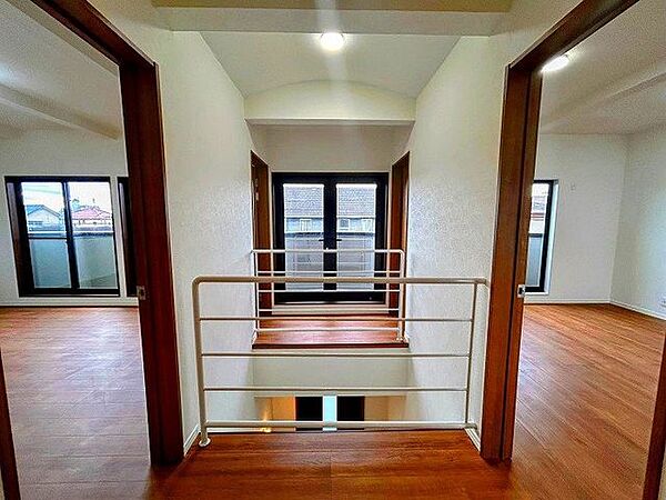 「2階ホール」各居室を繋ぐ、吹き抜けが開放的な明るいホール空間があります。