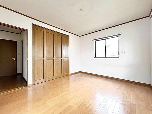 【リフォーム中写真】2階東側7帖洋室を別の角度から撮影しました。クローゼットも付いているのでお荷物をたくさん収納することもできますよ。