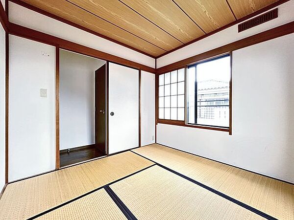 【リフォーム中写真】2階北側4.5帖の和室です。これからクロスの張替え、畳の表替えを行っていきます。