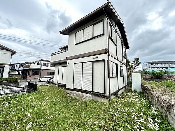 【リフォーム中写真】外観を南東側から撮影しました。価格には消費税、リフォーム費用を含みます。自社物件につき随時ご案内可能。内覧希望の方はお電話ください。