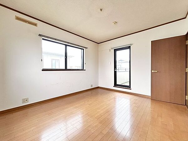 【リフォーム中写真】2階東側7帖洋室を北東側から撮影しました。7帖あるので大きめのベッドや机なども置くことが可能です。