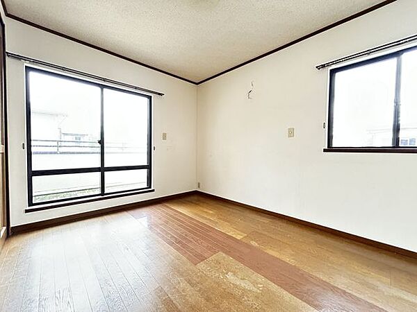 【リフォーム中写真】2階西側9帖洋室を北東側から撮影しました。南側には大きな窓があり、明るい日差しがお部屋に差し込みます。ベランダにも出やすく、定期的なお布団干しの際便利です。