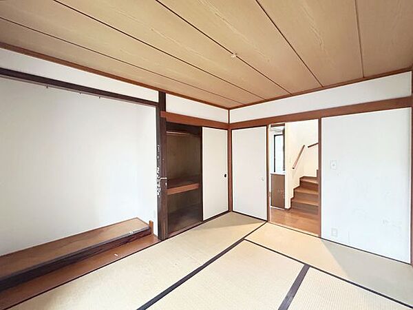 【リフォーム中写真】1階6畳和室写真です。クロス張替え、畳表替え、ふすま・障子の張替えを行っていきます。照明はLEDの照明に交換予定です。